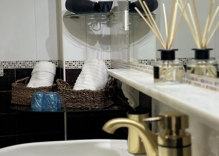 The Blue בית הארחה