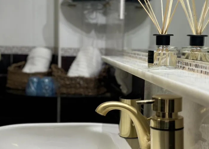 The Blue בית הארחה